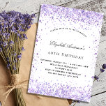 Veilchen-Lavendel-Glitzer-Drehbuch Einladung<br><div class="desc">Für eine elegante 40. Geburtstagsfeier (oder jedes Alter). Ein schick weißer Hintergrund auf der Vorderseite. Mit violettem Imitat Glitzer dekoriert. Personalisieren und fügen Sie einen Namen und Party-Details hinzu. Der Name ist mit einem handgeschriebenen Stift-Skript Back: violetter Hintergrund geschrieben.</div>
