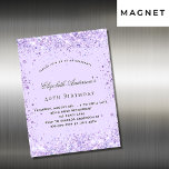 Veilchen-Lavendel-Glitzer-Einladungsmagnet Magnetkarte<br><div class="desc">Für eine elegante 40. Geburtstagsfeier (oder jedes Alter). Ein violetter,  lavenderfarbener Hintergrund. Mit violettem Imitat Glitzer dekoriert. Personalisieren und fügen Sie einen Namen und Party-Details hinzu. Der Name wird mit einem handgeschriebenen Stilskript geschrieben</div>