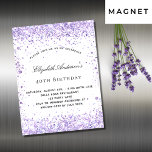 Veilchen-Lavendel-Glitzer-Magnet Magnetkarte<br><div class="desc">Für eine elegante 40. Geburtstagsfeier (oder jedes Alter). Ein schick weißer Hintergrund auf der Vorderseite. Mit violettem Imitat Glitzer dekoriert. Personalisieren und fügen Sie einen Namen und Party-Details hinzu. Der Name wird mit einem handgeschriebenen Stilskript geschrieben</div>