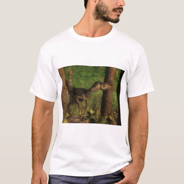 Velociraptordinosaurier im Wald T-Shirt (Vorderseite)