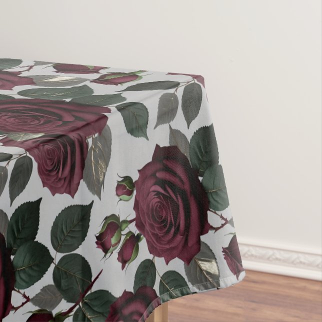 Velvet Like Dark Burgundy Roses With Green Leaves Tischdecke (Beispiel)