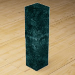 Velvety Aquamarin Damask | Dunkelgrüner Grunge Bar Weinbox<br><div class="desc">90er Grunge, ganz erwachsen! Edler und dramatischer, gotisch inspiriert dunkelsamtiger Barockdamast in tiefer Farbenpalette schafft eine opulente, Vintag zerkleinerte Samtstruktur. Aus der luxuriösen und raffinierten Kollektion "Moody Jewel Tones" verleiht dieses moderne Mischmedium unisex (und dennoch feminin) abstrakten Effekt einen vollkommenen Pop duskischer, gedämpfter und schlichter Farbe. #jeweltones Um Produkte oder...</div>