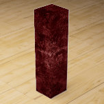 Velvety Henna Damask | Red Distressed Grunge Weinbox<br><div class="desc">90er Grunge, ganz erwachsen! Edler und dramatischer, gotisch inspiriert dunkelsamtiger Barockdamast in tiefer Farbenpalette schafft eine opulente, Vintag zerkleinerte Samtstruktur. Aus der luxuriösen und raffinierten Kollektion "Moody Jewel Tones" verleiht dieses moderne Mischmedium unisex (und dennoch feminin) abstrakten Effekt einen vollkommenen Pop duskischer, gedämpfter und schlichter Farbe. #jeweltones Um Produkte oder...</div>