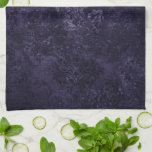 Velvety Midnight Damask | Indigo Lila Grunge Geschirrtuch<br><div class="desc">90er Grunge, ganz erwachsen! Edler und dramatischer, gotisch inspiriert dunkelsamtiger Barockdamast in tiefer Farbenpalette schafft eine opulente, Vintag zerkleinerte Samtstruktur. Aus der luxuriösen und raffinierten Kollektion "Moody Jewel Tones" verleiht dieses moderne Mischmedium unisex (und dennoch feminin) abstrakten Effekt einen vollkommenen Pop duskischer, gedämpfter und schlichter Farbe. #jeweltones Um Produkte oder...</div>