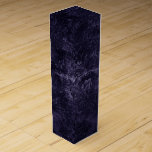 Velvety Midnight Damask | Indigo Lila Grunge Weinbox<br><div class="desc">90er Grunge, ganz erwachsen! Edler und dramatischer, gotisch inspiriert dunkelsamtiger Barockdamast in tiefer Farbenpalette schafft eine opulente, Vintag zerkleinerte Samtstruktur. Aus der luxuriösen und raffinierten Kollektion "Moody Jewel Tones" verleiht dieses moderne Mischmedium unisex (und dennoch feminin) abstrakten Effekt einen vollkommenen Pop duskischer, gedämpfter und schlichter Farbe. #jeweltones Um Produkte oder...</div>