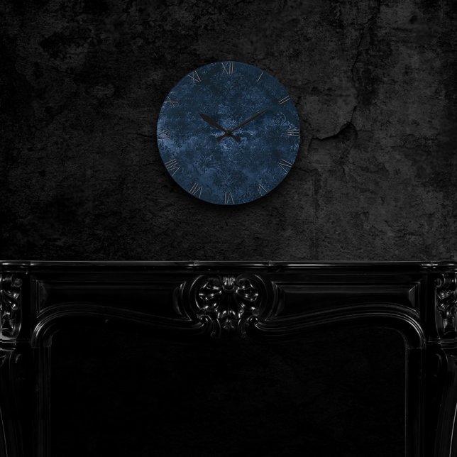 Velvety Navy Damask | Dark Blue Grunge Floral Runde Wanduhr (Von Creator hochgeladen)