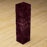 Velvety Wine Damask | Bordeaux Sangria Glam Weinbox<br><div class="desc">90er Grunge, ganz erwachsen! Edler und dramatischer, gotisch inspiriert dunkelsamtiger Barockdamast in tiefer Farbenpalette schafft eine opulente, Vintag zerkleinerte Samtstruktur. Aus der luxuriösen und raffinierten Kollektion "Moody Jewel Tones" verleiht dieses moderne Mischmedium unisex (und dennoch feminin) abstrakten Effekt einen vollkommenen Pop duskischer, gedämpfter und schlichter Farbe. #jeweltones Um Produkte oder...</div>