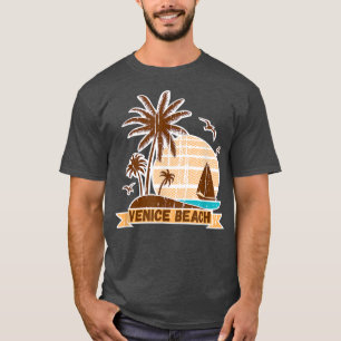 Venedig Beach Seagulls und Segelboote auf dem Sand T-Shirt