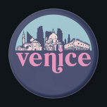 Venedig Italien Vintage Stadt Skyline Stadtbild Magnet<br><div class="desc">Vintages und retro City Design mit wunderschöner Skyline, touristischer Attraktion und Stadtbild. Cooler Wolkenkratzer und Gebäude Silhouette Illustrationen für Touristen und Reisende. Ideal als Souvenir, um Zuhause zu bringen, wenn Sie durch die Welt reisen. Rett die Erinnerung an deine Reise und Ferien mit Familie und Freunden. Die Hintergrundfarbe kann auf...</div>