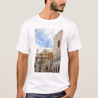 Venedig, Venetien, Italien - Vögel sind auf einer