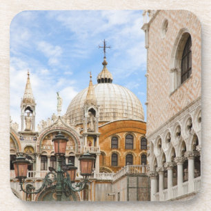 Venedig, Venetien, Italien - Vögel sitzen auf eine Getränkeuntersetzer