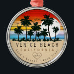 Venice Beach California Retro Palmen Souvenir Ornament Aus Metall<br><div class="desc">Venice Beach Retro Strand Design für Urlaub. Venice Beach California Cities Vintage Souvenir für Reisen in California Beach Towns. Venice Beach Strandkunst für kalifornische Urlauber und Rucksacktouristen. Venice Beach Retro-Souvenir. Design für Backpacker und Reisen nach Kalifornien . Strand mit Vintagen Souvenirs für Badeurlauber. - Sie können die Vorlage personalisieren, indem...</div>