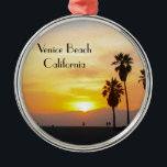 Venice Beach California Sunset Souvenir Ornament Aus Metall<br><div class="desc">Dieses photographische Bild zeigt hohe Palmen in der Silhouette, die gegen einen herrlichen klaren gelben, goldenen, orange und roten Sonnenuntergang über dem pazifischen Ozean in Venedig-Strand, Kalifornien stehend ist. Fügen Sie optionalen Text oder Ihre Feriendaten für das einer netten einzigartigen Andenkens hinzu. Ein anderer ursprünglicher exklusiver Entwurf durch Sonja Quidama...</div>