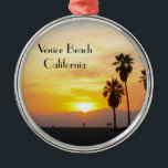 Venice Beach California Sunset Souvenir Ornament Aus Metall<br><div class="desc">Dieses photographische Bild zeigt hohe Palmen in der Silhouette, die gegen einen herrlichen klaren gelben, goldenen, orange und roten Sonnenuntergang über dem pazifischen Ozean in Venedig-Strand, Kalifornien stehend ist. Fügen Sie optionalen Text oder Ihre Feriendaten für das einer netten einzigartigen Andenkens hinzu. Ein anderer ursprünglicher exklusiver Entwurf durch Sonja Quidama...</div>