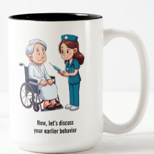 Verängstigter Senior vor riesiger Nadel Zweifarbige Tasse