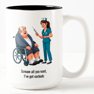 Verängstigter Senior vor riesiger Nadel  Zweifarbige Tasse