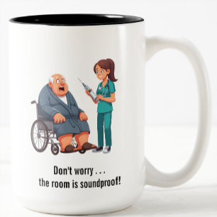 Verängstigter Senior vor riesiger Nadel Zweifarbige Tasse