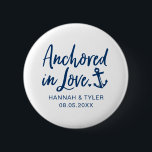 verankert in Liebe Beach Schönheits-Hochzeit Button<br><div class="desc">Feiern Sie Ihre Hochzeit mit diesem "Anchored in Liebe"-Button mit Ihren Namen und Ihrem Hochzeitstag. Ideal für Junggeselinnen-Abschiede und Brautpartys am Strand!</div>