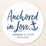 verankert in Liebe Beach Schönheits-Hochzeit Runder Pappuntersetzer<br><div class="desc">Fügen Sie Ihrem Hochzeitstag eine wohlüberlegte Touch mit diesen nautischen Untersetzer personalisiert mit Ihren Namen und Datum hinzu.</div>