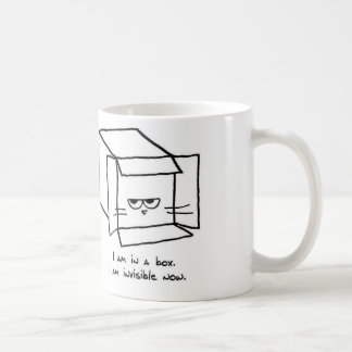 Verärgerte Katze versteckt sich in einem Kasten - Kaffeetasse