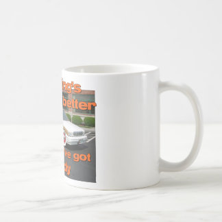 Verbessern Sie mit einer waldigen Tasse