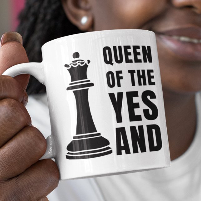 Verbesserung der SchachQUEEN DES JA und Improvisat Tasse (Fun Improv QUEEN OF THE YES AND featuring queen chess piece and CUSTOMIZABLE TEXT Great gift for her)