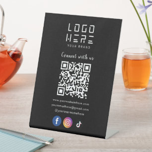 Verbinden Sie mit dem QR-Code der Social Media in Sockelschild