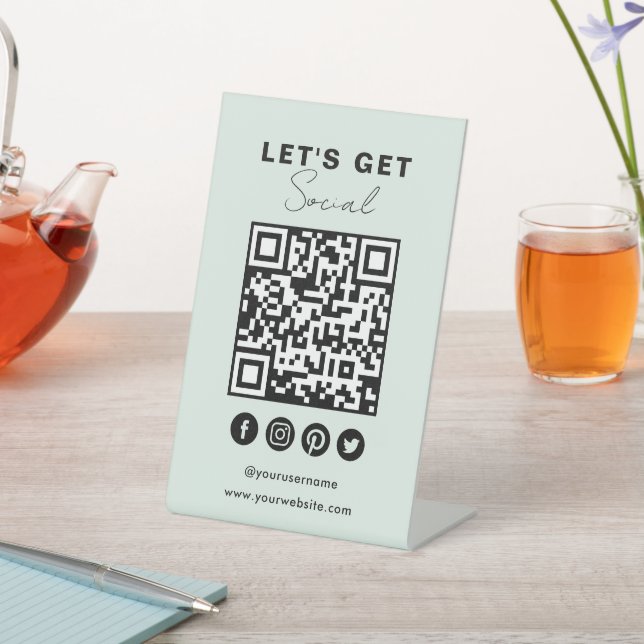 Verbinden Sie mit dem QR-Code der Social Media Sockelschild (In SItu)