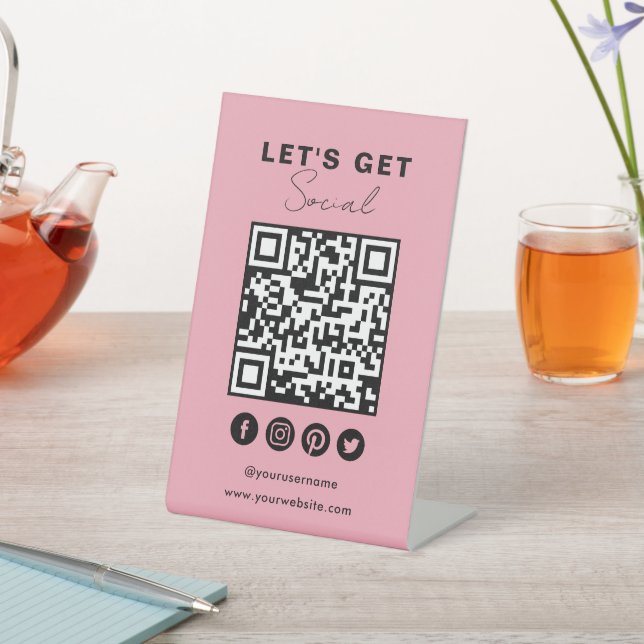 Verbindung mit dem QR-Code der sozialen Medien in  Sockelschild (In SItu)