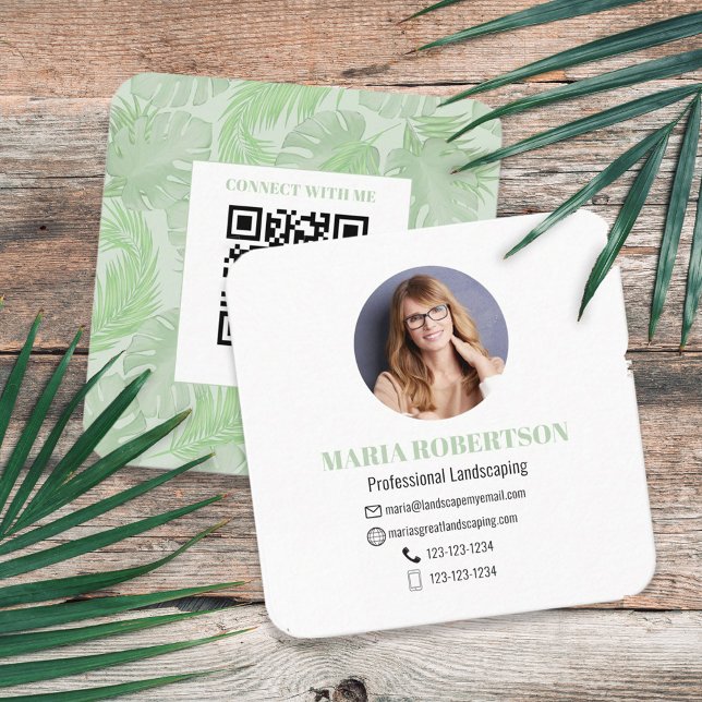Verbindung mit mir | QR Code Social Media Palm Blä Quadratische Visitenkarte (Business card template with botanical palm leaves, with white and green lettering. )