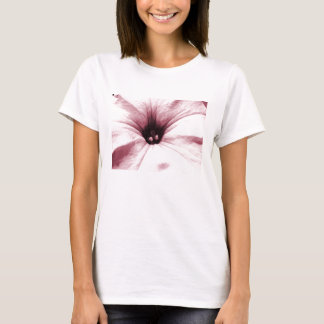 Verblaßtes rosa Blumenmakrobild T-Shirt