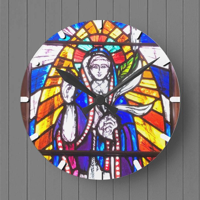 Verbleibendes Glasdesign mit religiöser Abbildung. Runde Wanduhr (Von Creator hochgeladen)