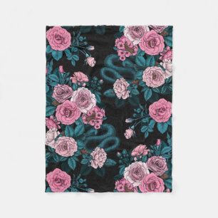 Verborgen in den Rose 2 Fleecedecke