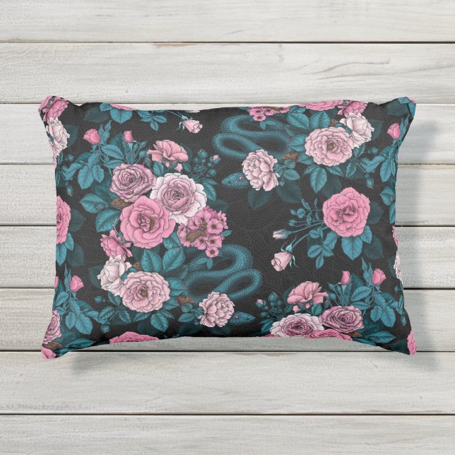Verborgen in den Rose 2 Kissen Für Draußen (Vorderseite)