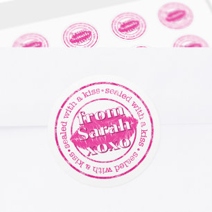 Verborgen mit Kiss Hot Pink Lips Umschlag Aufklebe Runder Aufkleber