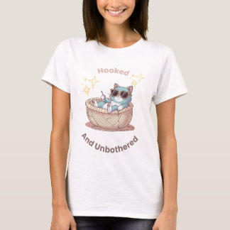 Verborgene und unbedachte Katze in der Sammelschie T-Shirt