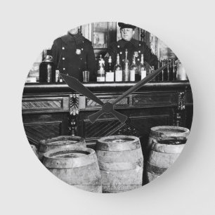 Verbot - Speakeasy Police Raid Bootlegger - M Runde Wanduhr