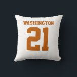 Verbranntes Orange und Weißes doppelseitiges Sport Kissen<br><div class="desc">Fügen Sie einen Namen und eine oder mehrere Nummern hinzu,  um dieses benutzerdefinierte,  doppelseitige,  verbrannt orange und weiße Sporttrikot inspirierte Akzentkissen zu personalisieren. Es ist ein hervorragendes Geschenk für einen Sportfan oder Athleten. Die Optionen zum Ändern der Farbe und Schriftgröße sind verfügbar.</div>