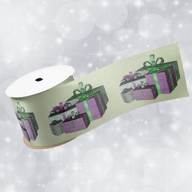 Verbunden verpackte lila grüne Geschenke Light Gre Satinband (Group wrapped presents shiny purple and green on light green Christmas or Birthday gift wrap ribbon.)