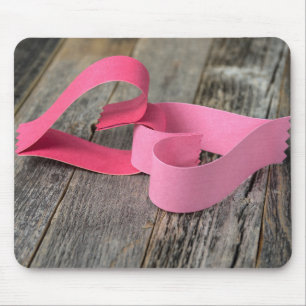 Verbundene Papierherzen auf Holz Mousepad