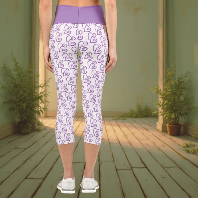 Verbundenes Lila Herzmuster gegenüber weißen Leggi Capri Leggings (back view of purple linked heart capri leggings)