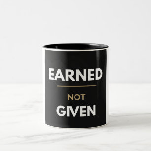 Verdiene deine Kraft Powerlifting-Gym-Motivation Zweifarbige Tasse