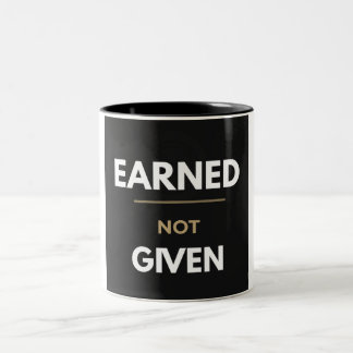 Verdiene deine Kraft Powerlifting-Gym-Motivation Zweifarbige Tasse