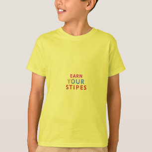 Verdienen Sie Ihre Streifen - Motivierend grafisch T-Shirt