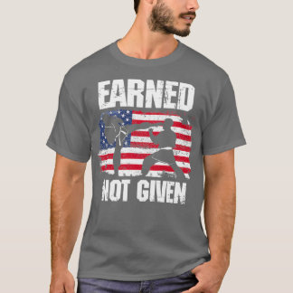 Verdiente, die kein Geschenk für gemischte Kampfku T-Shirt