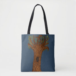 Verdrehter Baum mit blauem Hintergrund