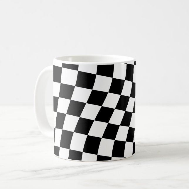 Verdrehtes Schwarz-Weiß kariertes Quadratmuster  Kaffeetasse (Vorderseite Links)