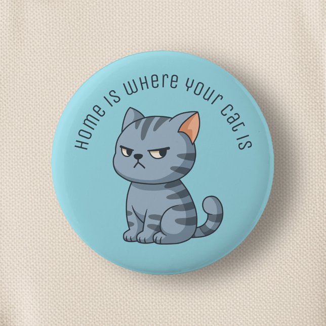 Verdrießliche Graue Tabby-Katze mit individuellem  Button (Von Creator hochgeladen)