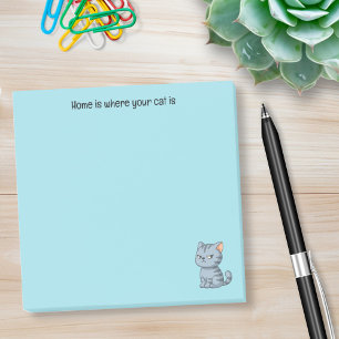 Verdrießliche Graue Tabby-Katze mit individuellem  Post-it Klebezettel