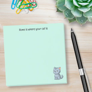 Verdrießliche Graue Tabby-Katze mit individuellem Post-it Klebezettel